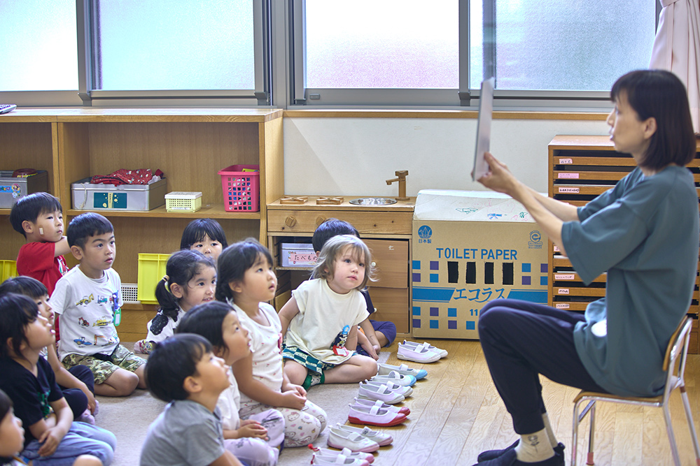 絵本の読み聞かせ