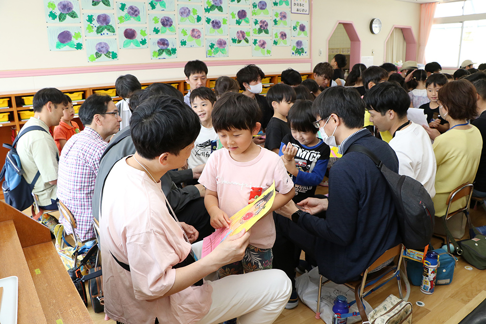 親子ふれあい参観（父の日プレゼント渡し）